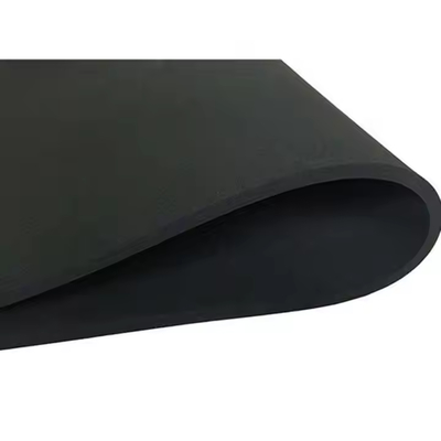 Material de neopreno resistente a químicos en color blanco, ideal para productos duraderos y de larga vida útil